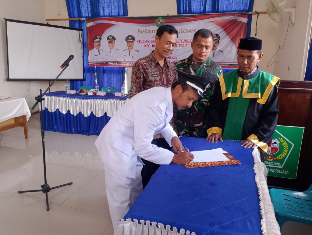 Penanda tanganan pada saat pelantikan Keuchik Gampong Mesjid Tungkop Kecamatan Indrajaya Kab.Pidie