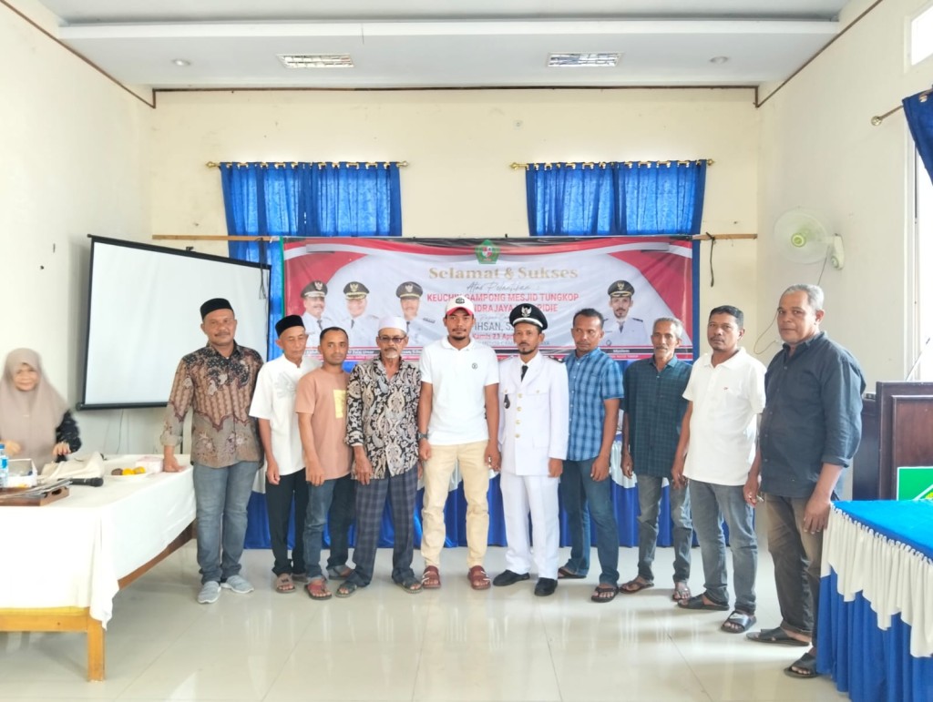 Foto Bersama antara Tuha Peut Gampong dan Perangkat Desa